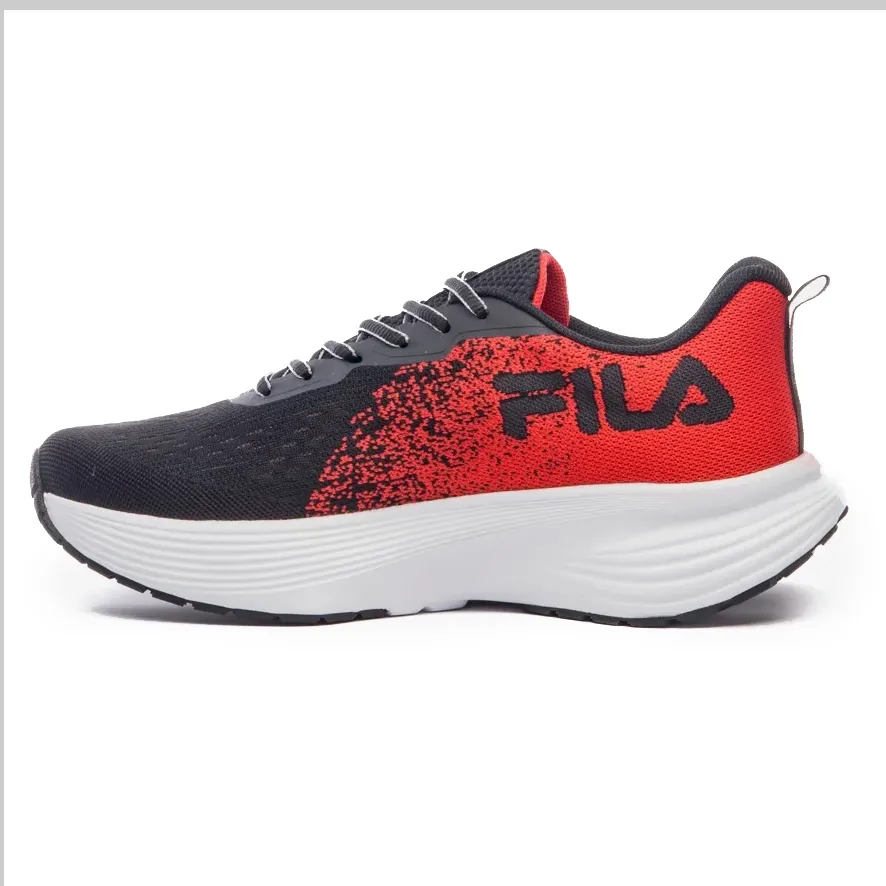 Tênis Fila Agile masculino preto visto de lado com detalhes em vermelho